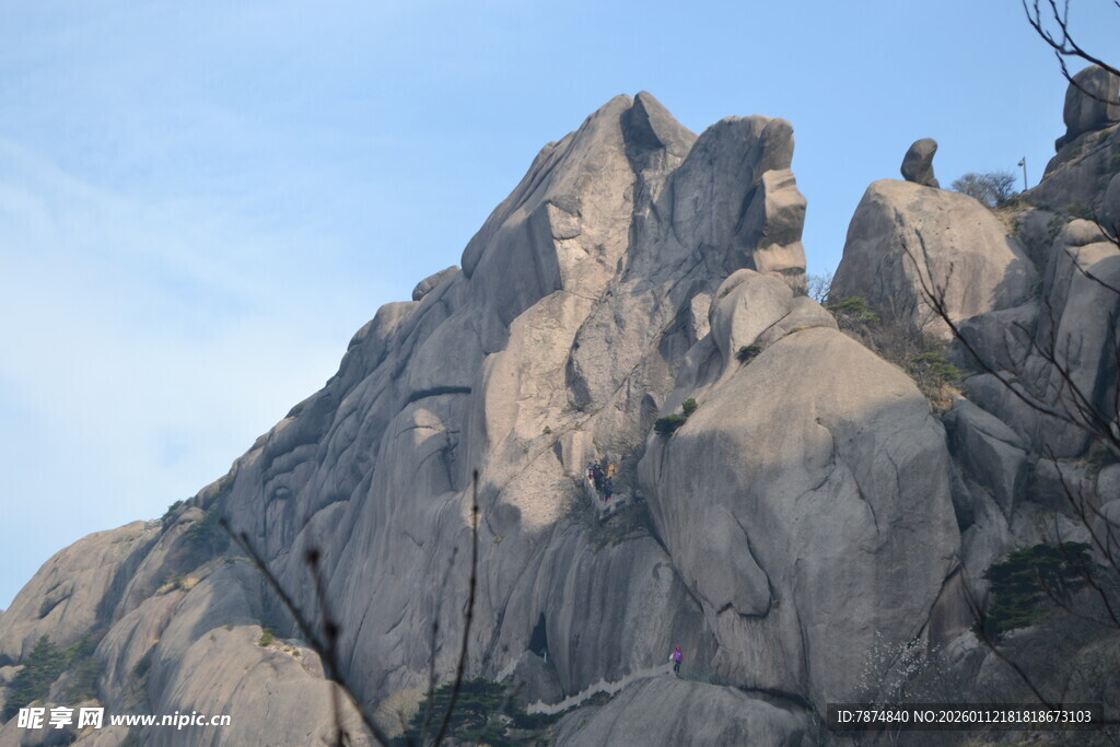 巍峨嶙峋的壮观山峰