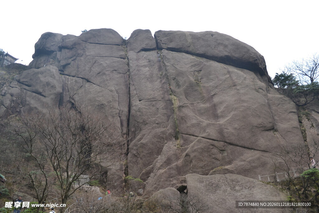 攀岩者挑战陡峭岩石