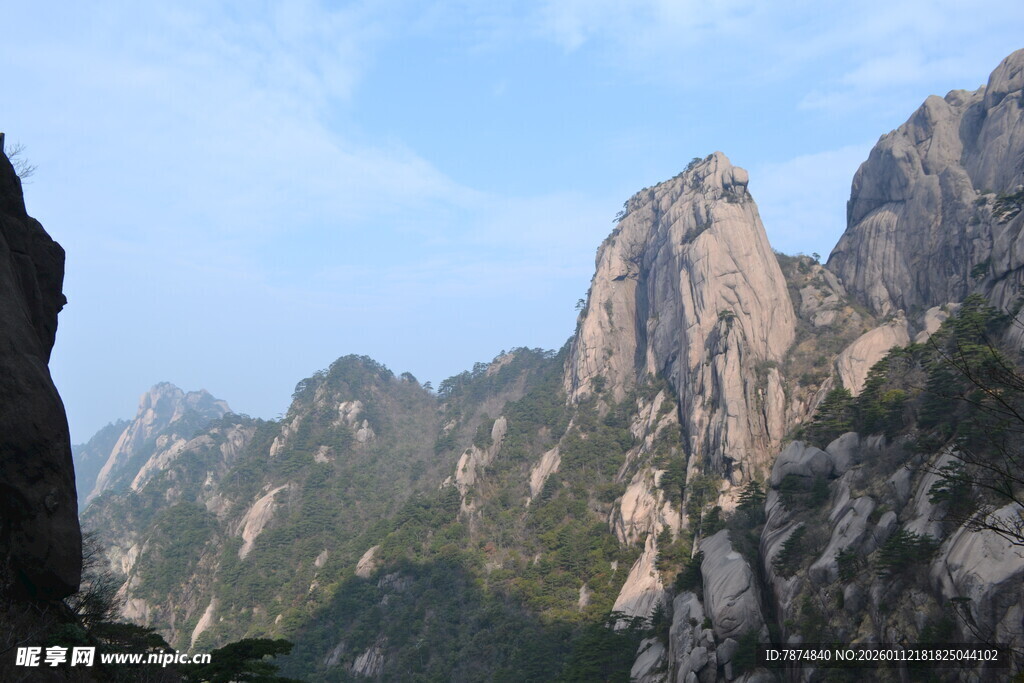 壮丽巍峨的险峻山峰景色