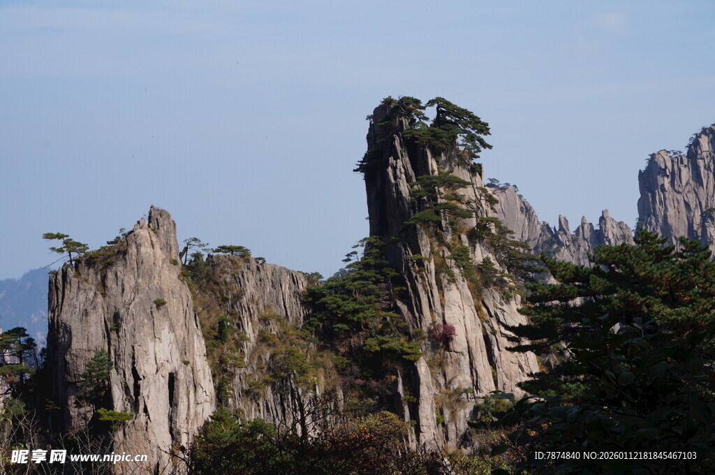 奇峰耸立的壮丽山景