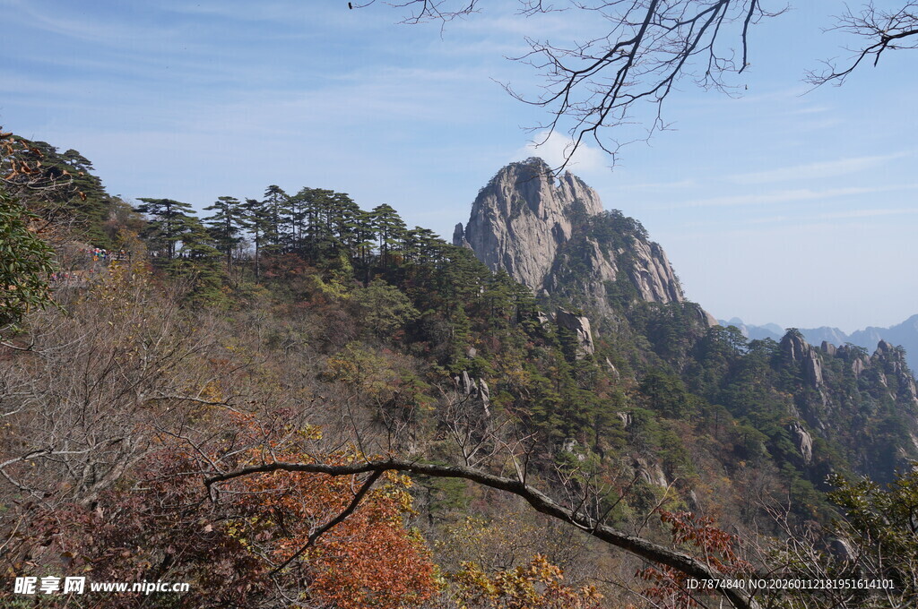 秋日山林中的巍峨山峰