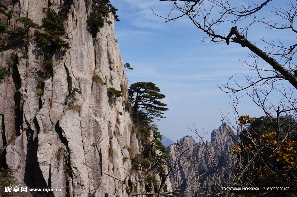巍峨险峻的壮丽山景