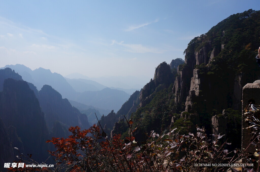 壮丽山景 山间红叶点缀
