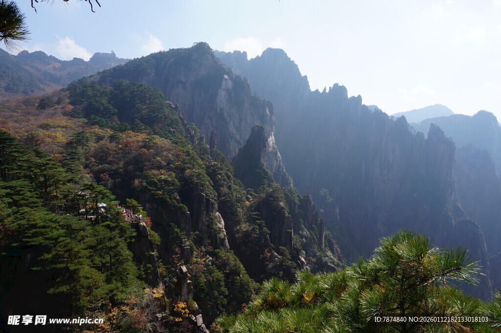 壮丽山景 绿意盎然的峰峦