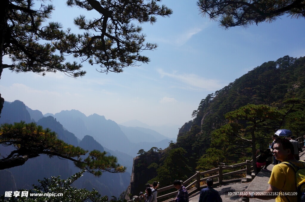 黄山美景前的观景游客