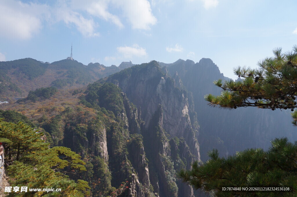 壮丽山峰与葱郁树木景观