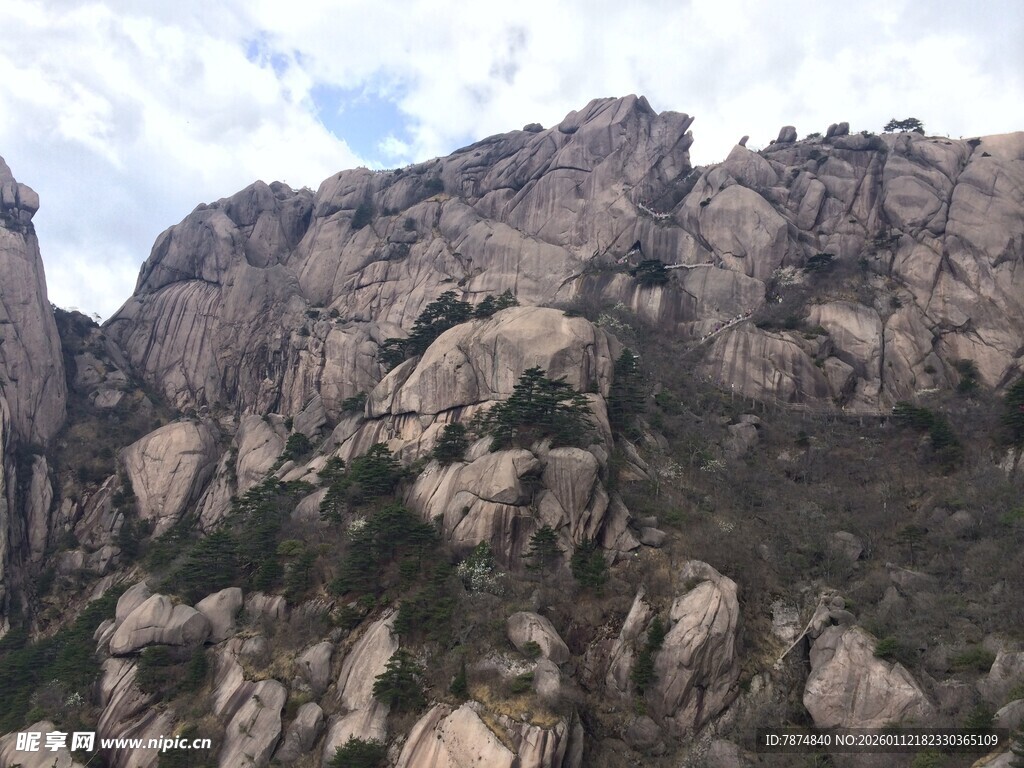 巍峨嶙峋的壮美山峰
