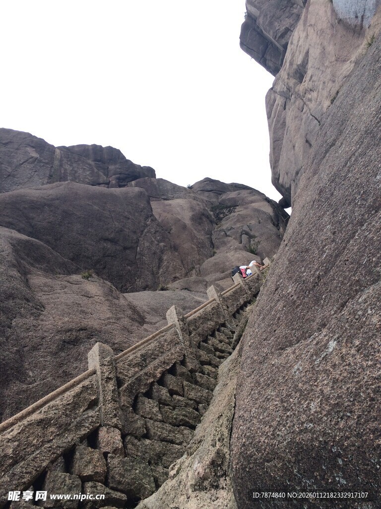 山间石阶穿行于嶙峋怪石