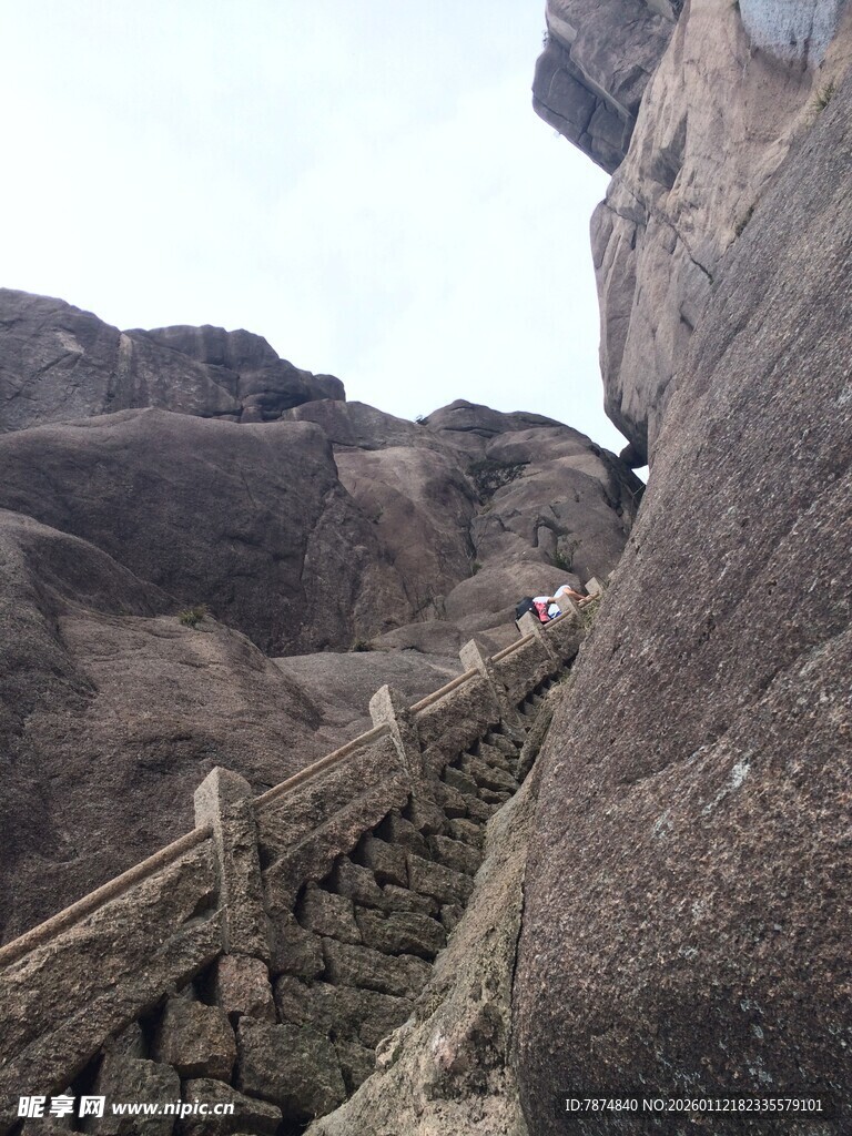 山间石阶穿行于嶙峋怪石