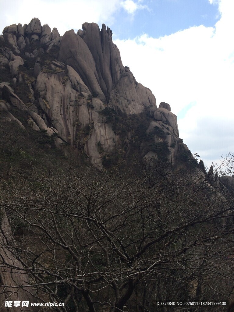 巍峨山峰景色壮丽