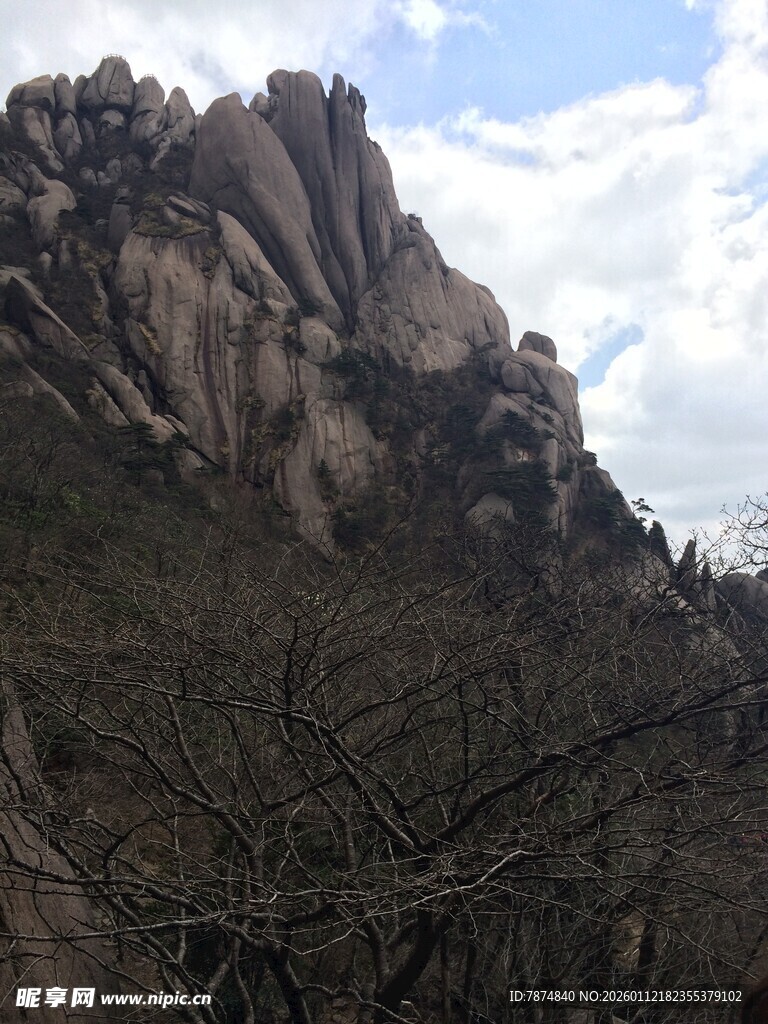巍峨山峰 尽显自然之壮美