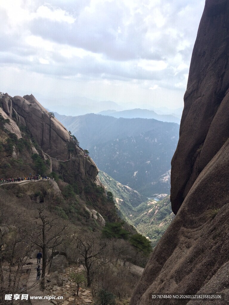 山间峭壁处的壮美风景