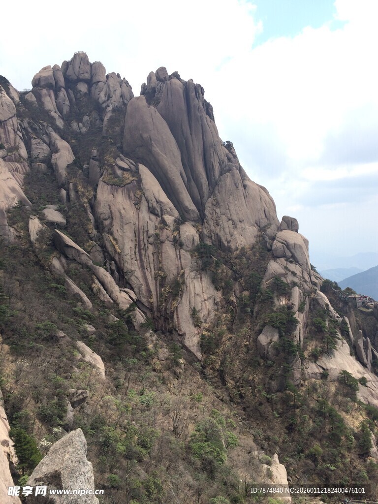 巍峨嶙峋的壮观山石景观