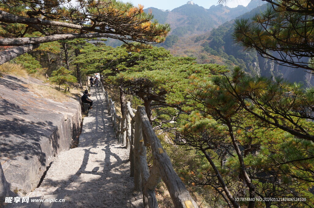 山间栈道上的徒步者