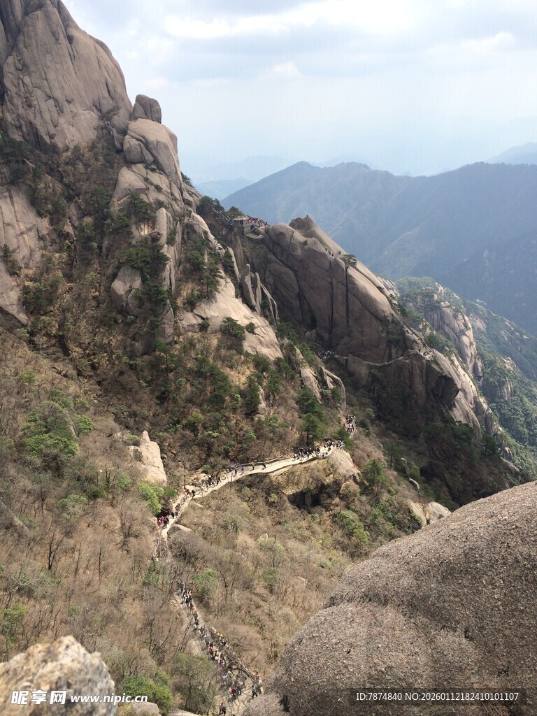 巍峨山峦间的蜿蜒山路