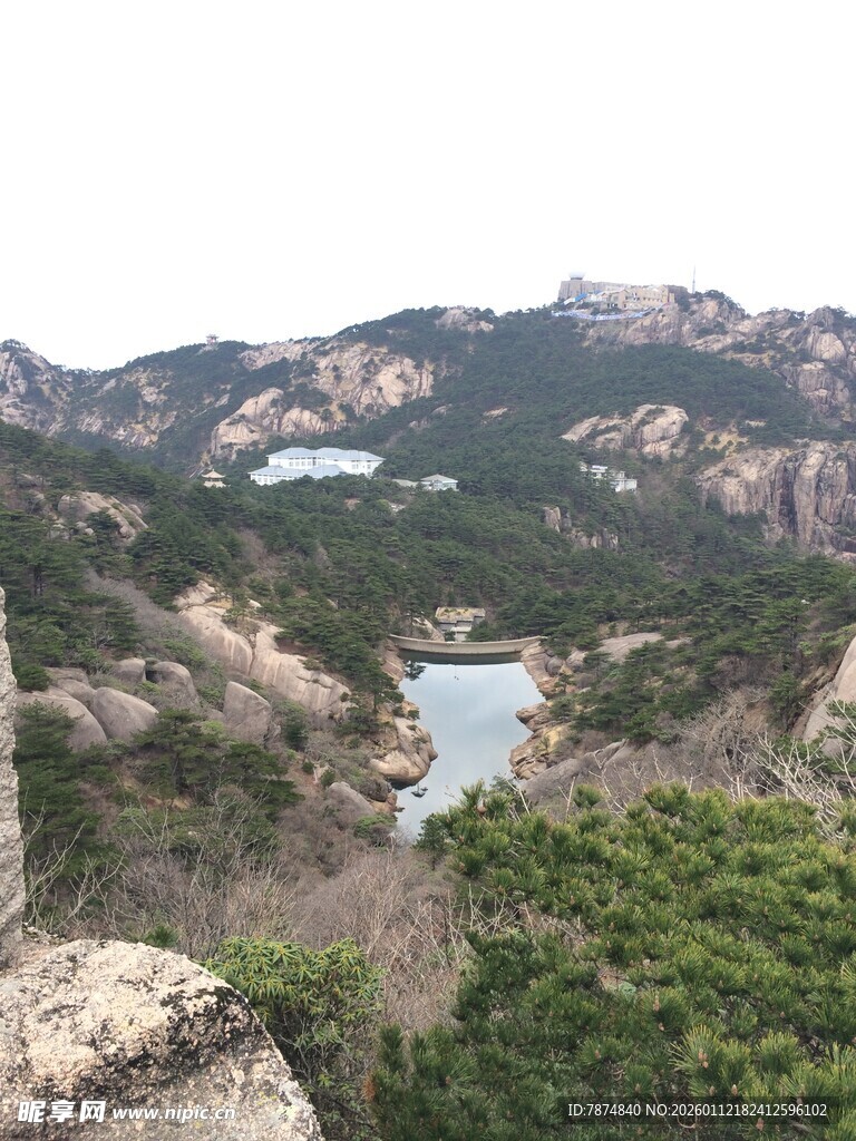 山间湖泊美景