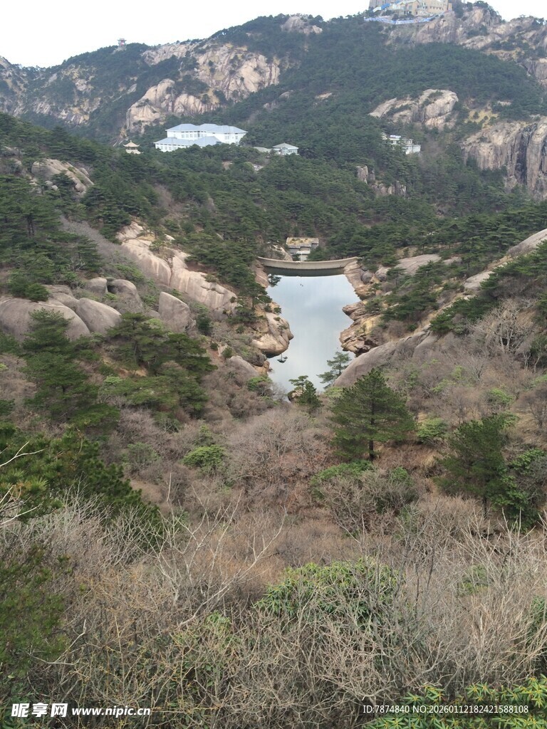 山间湖泊自然风光图