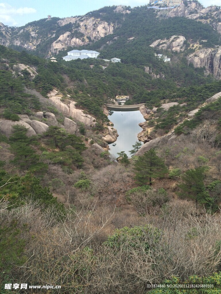 山间湖泊的自然景致