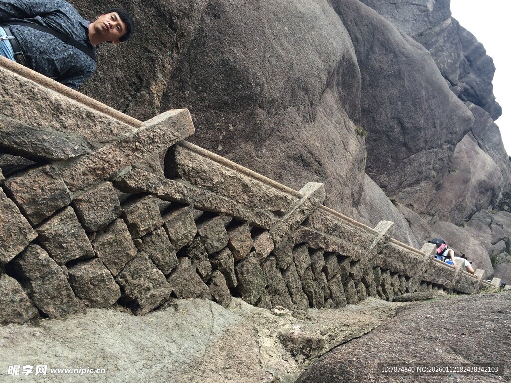 山间石砌步道蜿蜒而上