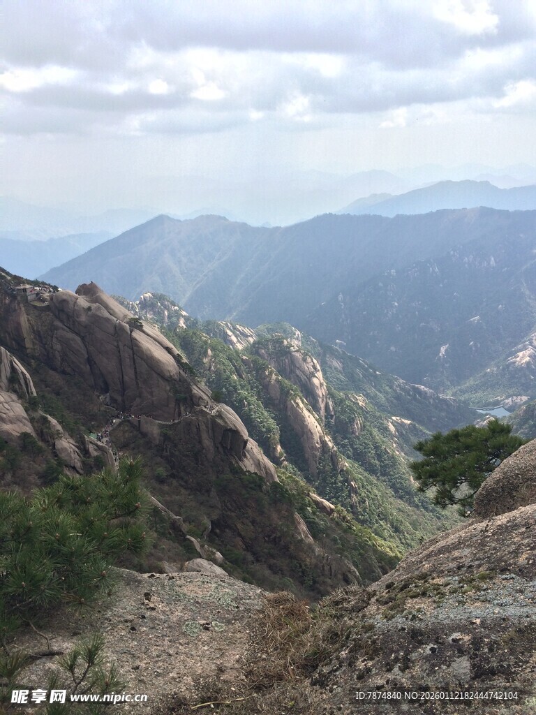 山峦叠翠的壮美自然景观