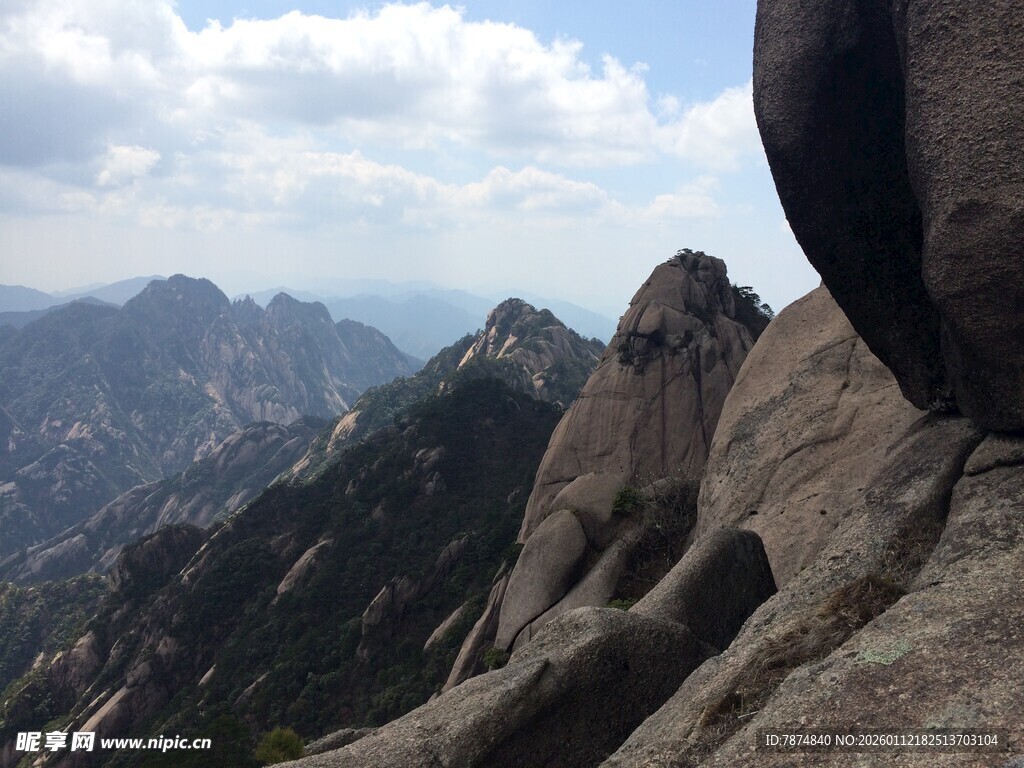 巍峨山峰壮丽自然景观
