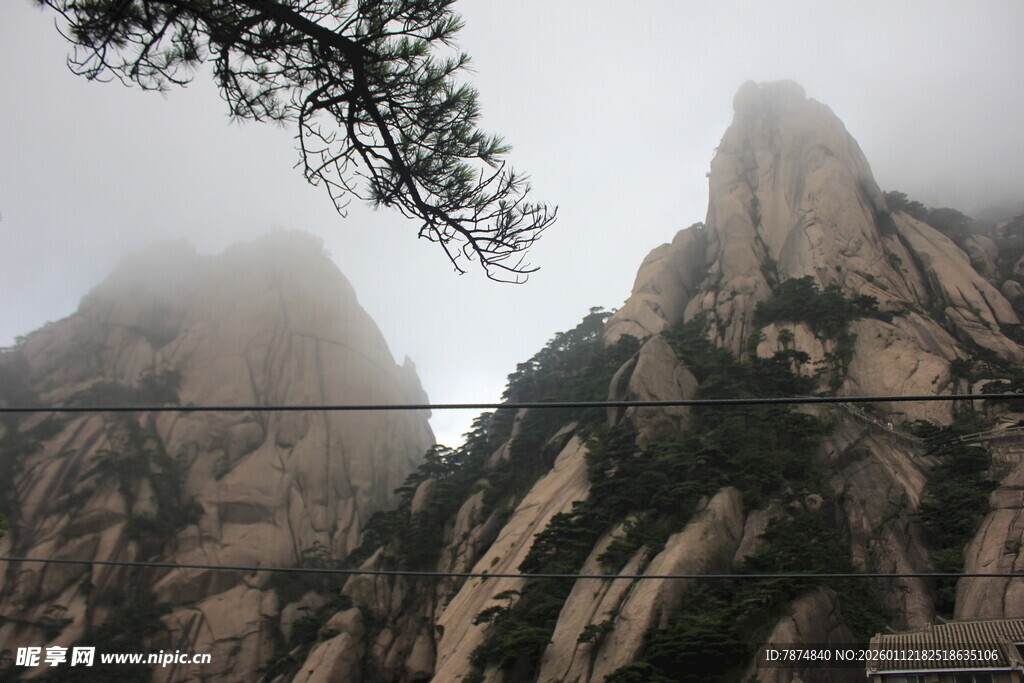 云雾缭绕的壮丽山峰