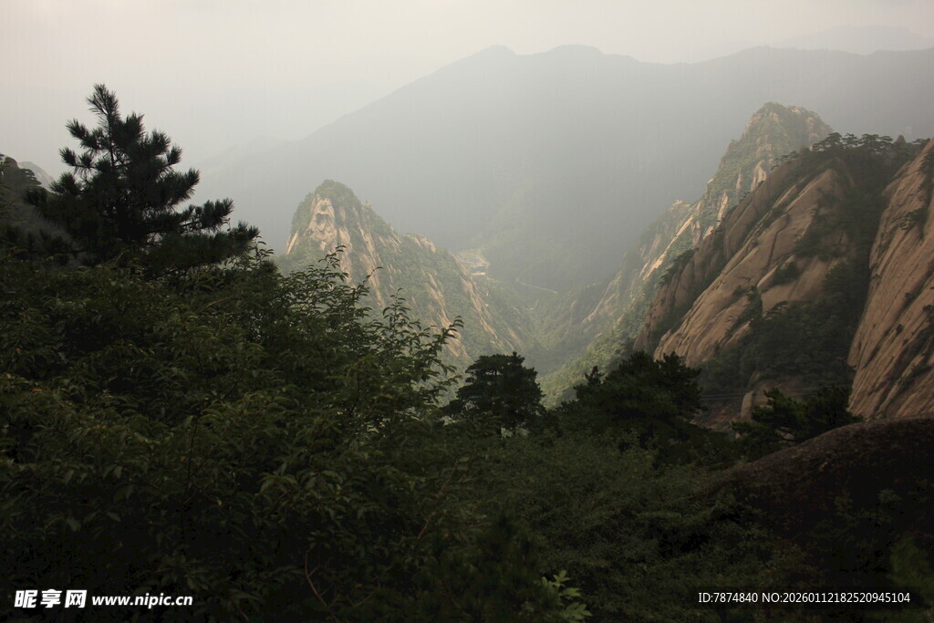 云雾缭绕的壮美山峦