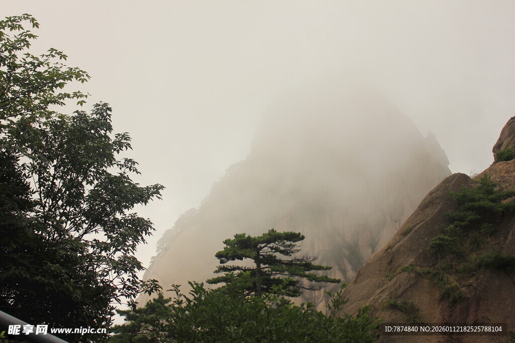 云雾缭绕的巍峨山峰