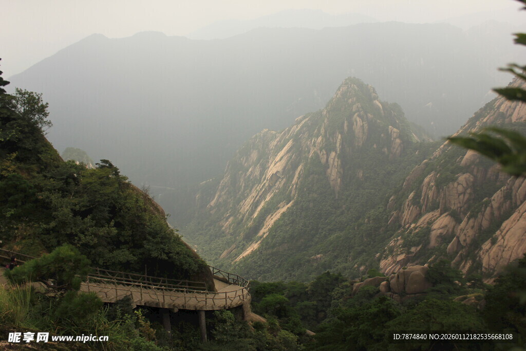 山间栈道穿梭于青山之中