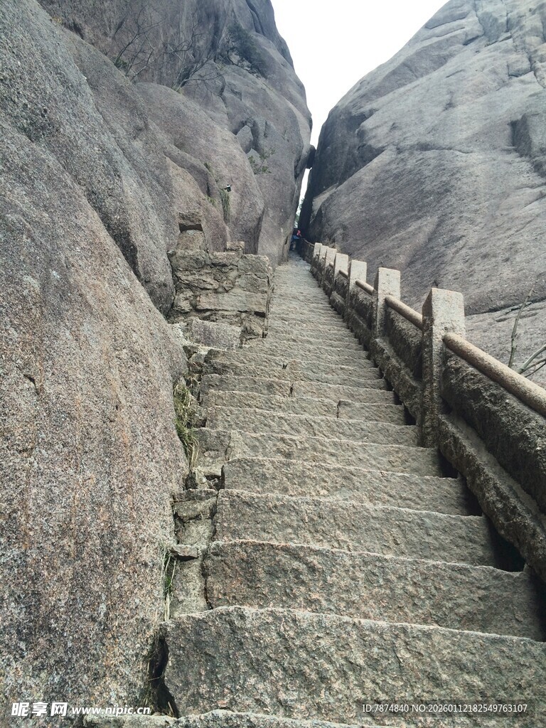 山间石阶蜿蜒于巨石间
