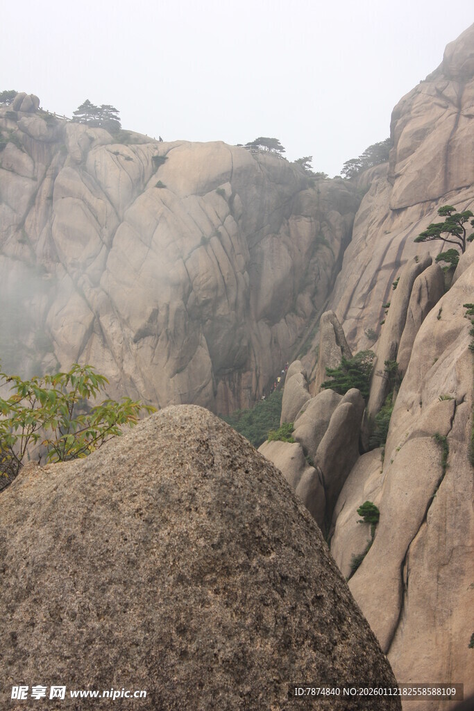 巍峨山峰间的壮丽景致