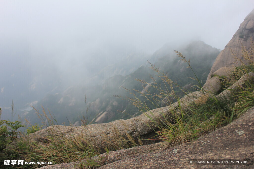 云雾缭绕的险峻山峰