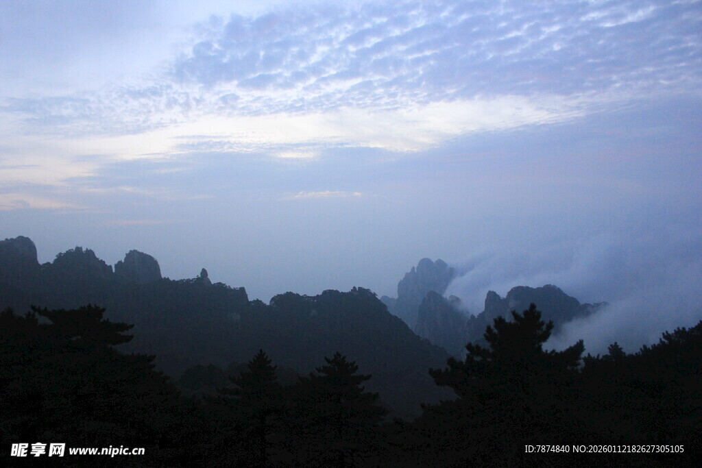山间云海晨曦壮美景色