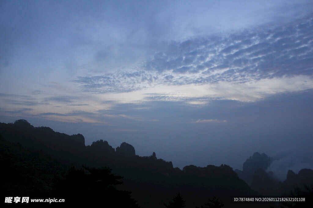 黄昏时分的山林云雾景象