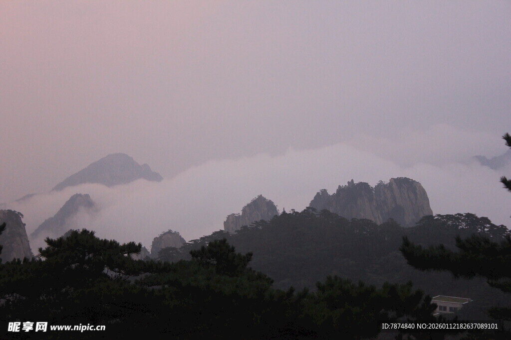 云雾缭绕的山峦美景