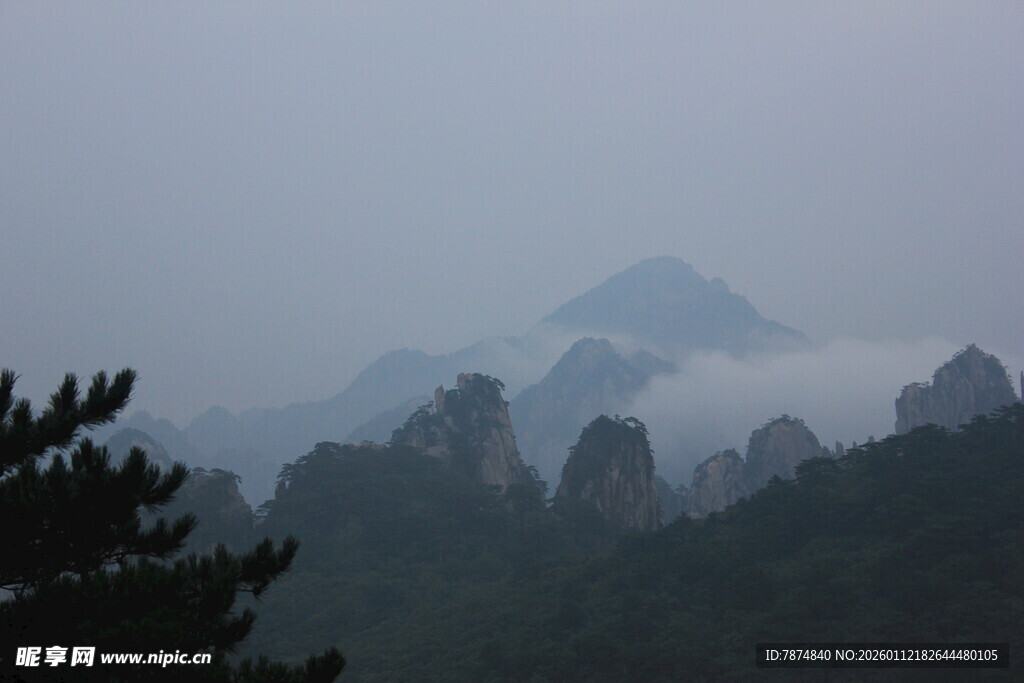 云雾缭绕的壮美山峦