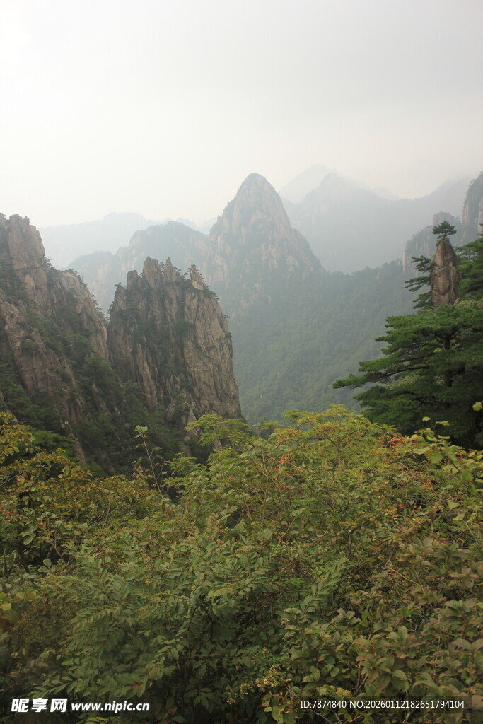 云雾缭绕的壮美山峦景色