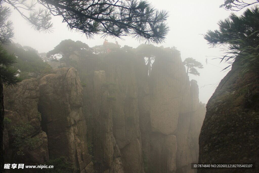 云雾缭绕的壮美山峰景色
