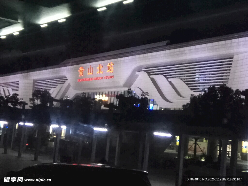 夜晚繁华的商场外观