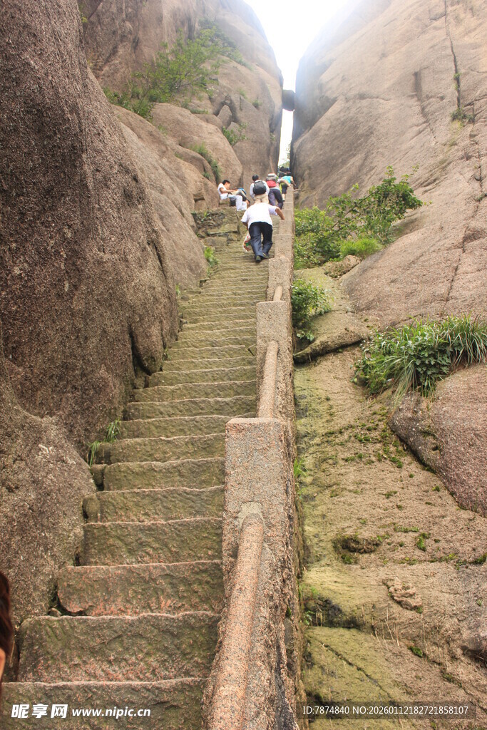 山间石阶上的行者