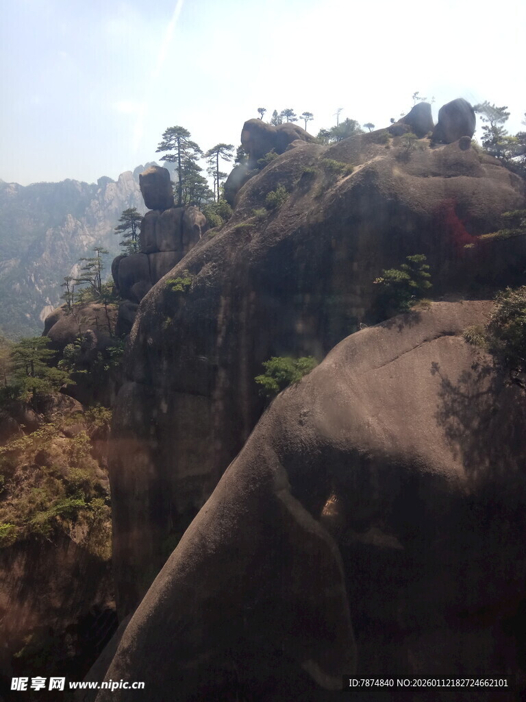 壮丽山景 岩石与植被相映