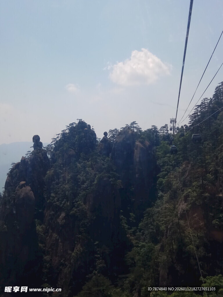 山林间的空中缆车景观