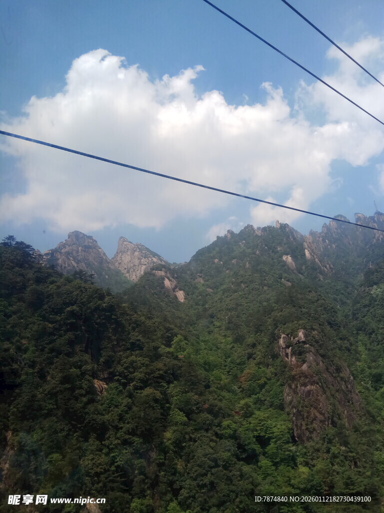 山间景致与空中电线