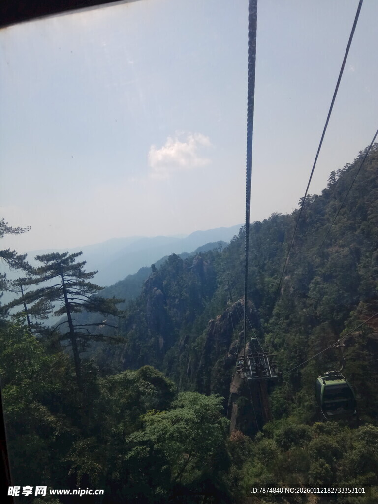 乘缆车赏山间秀丽风光