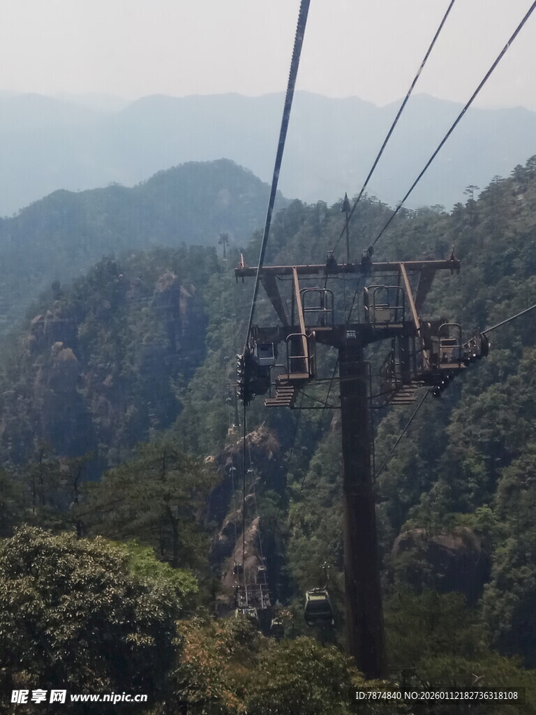 山间索道穿梭于葱郁山林