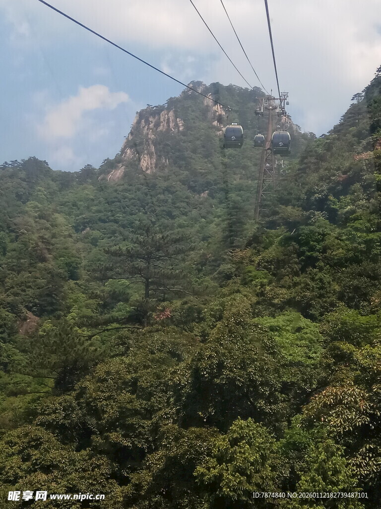 山间缆车穿行于翠绿山林