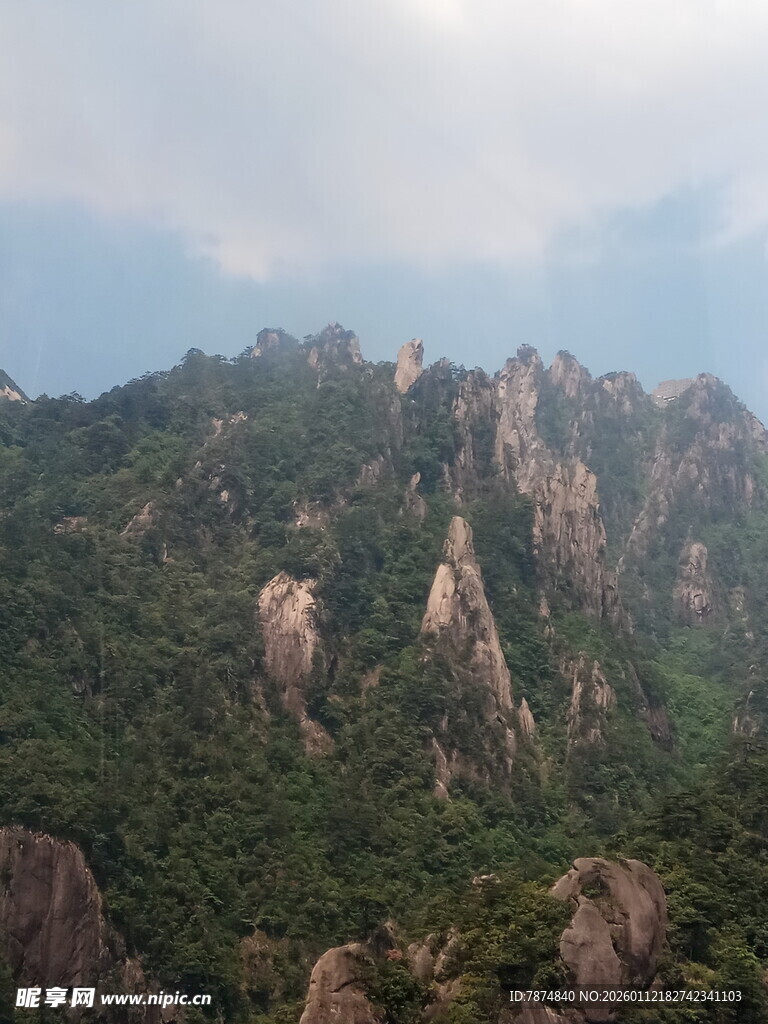 秀丽山峦 奇石隐于翠林间