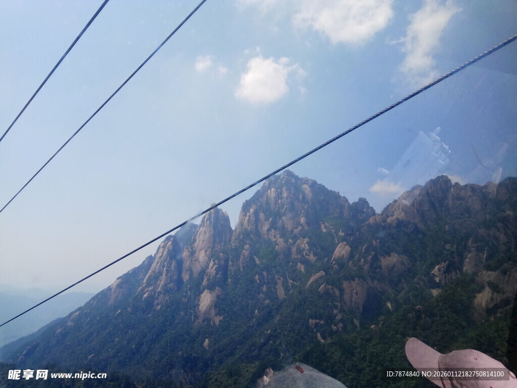 手抚美景下的巍峨山峦