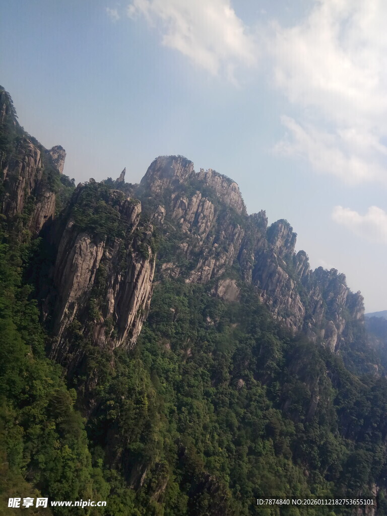 壮丽山景 绿意盎然的峰峦