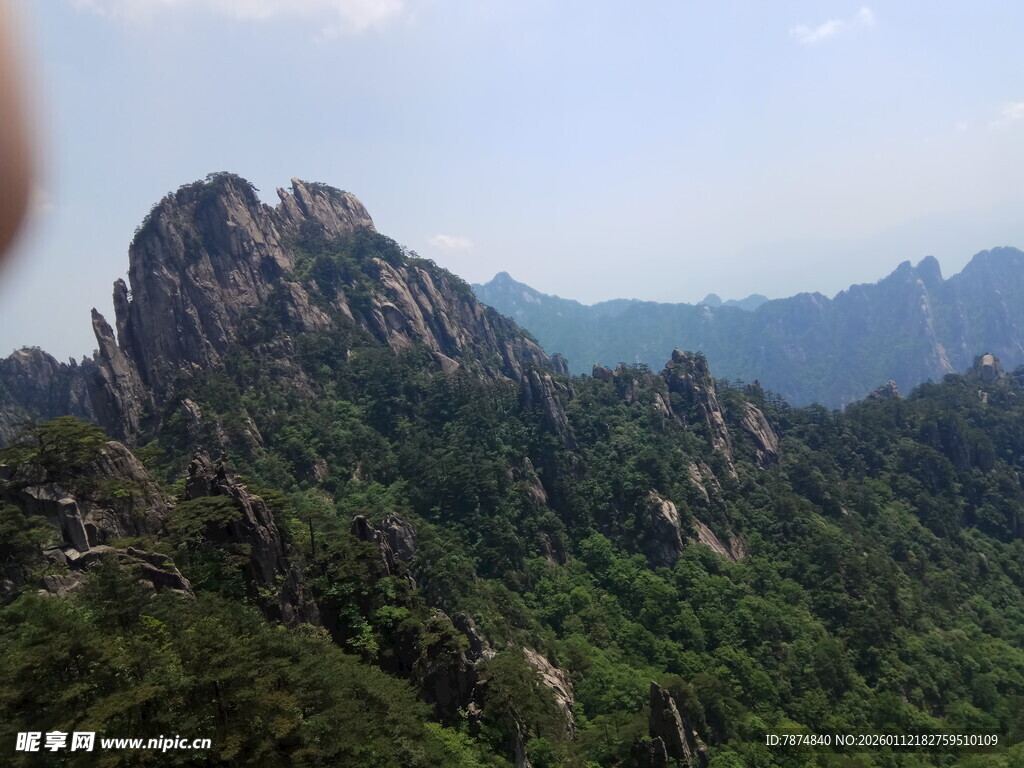 壮丽山景 绿意盎然的峰峦